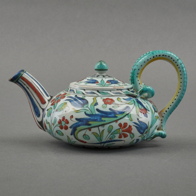 Italian earthenware teapot with polychrome floral decoration in Iznik style, marked with rooster, probably Cantagalli design - some loss of glaze -, 11.5 × Ø 14 cm