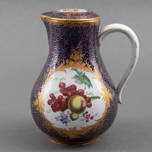 Porcelain lidded jug with polychrome fruit decor in cartouches, recessed in the cobalt blue ground with gilding, executed by Meissen, Germany, 18th/19th century, origin: Schimmelpenninck van der Oye family - gilt edge on handle somewhat worn, neat restoration on lid