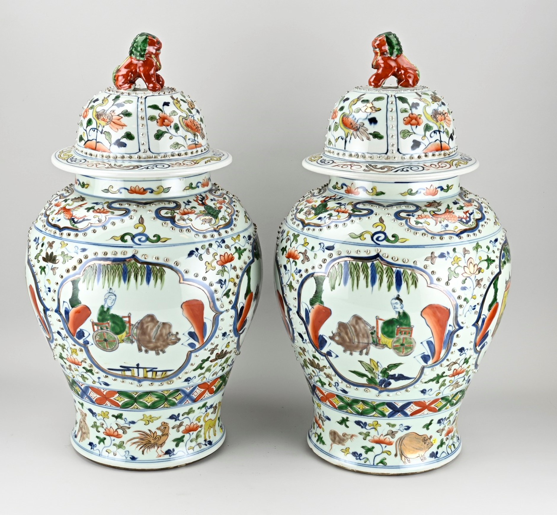 Two Chinese dekselvases